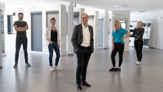 Schlotterer Geschäftsführer und Mitarbeiter stehen im Schlotterer Schauraum
