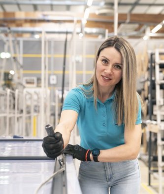 Person stellt Insektenschutzgitter her