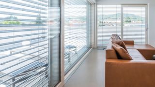 Haus Förderung Sonnenschutz Sofa vor Fenster mit Jalousien
