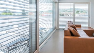 Haus Förderung Sonnenschutz Sofa vor Fenster mit Jalousien