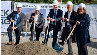 Spatenstich Parkhaus Personen mit Spaten beim Spatenstich