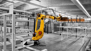 Gelber Roboter bei Paketaufnahme Gelber Roboter bei Paketaufnahme