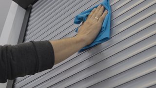Rollladenbehang reinigen mit Tuch