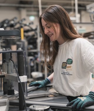 Person bei Praktikum Produktion bei Schlotterer