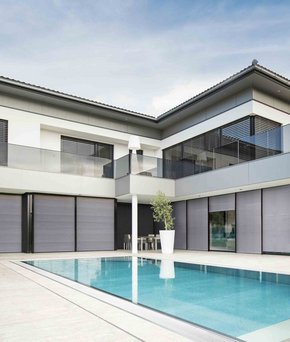Haus mit Raffstore und Rollladen kombiniert