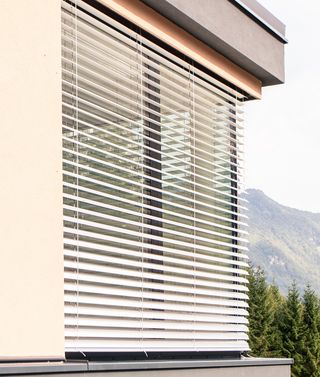 Außenansicht Fassade mit Raffstore Tageslichtlenkung