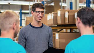 Produktionsmitarbeiter bei einer Besprechung im Lager