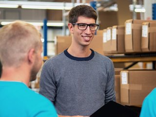 Produktionsmitarbeiter bei einer Besprechung im Lager