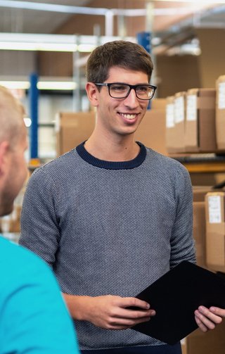 Produktionsmitarbeiter bei einer Besprechung im Lager