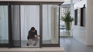 Person repariert Insektenschutz Plissee
