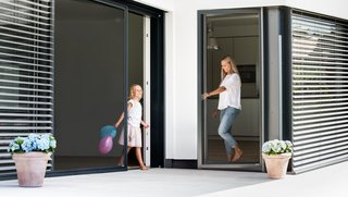 Schlotterer Insektenschutz Frau und Kind vor Schlotterer Insektenschutz und Raffstoren