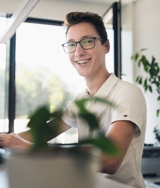 Person arbeitet am Computer 