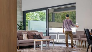 Textiler Sonnenschutz Ansicht von innen Textiler Sonnenschutz Ansicht von innen mit Mann vor dem Fenster