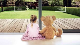 Kind sitzt mit Teddy am Boden und blickt nach draußen durch Insektenschutz