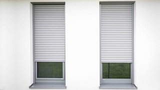 Fenster mit Rollläden gegen Wärme