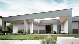Haus Außenansicht mit Rollläden Außenansicht modernes Haus mit Rollläden