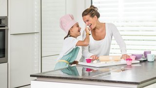 Zwei Personen beim Backen in der Küche