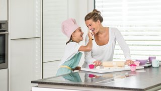 Raffstore Küche Zwei Personen beim Backen in der Küche
