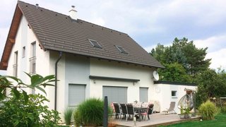 Außenansicht Haus mit Terrasse und Garten