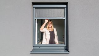 BLINOS ROLLO mit Insektenschutz Frau bedient BLINOS ROLLO