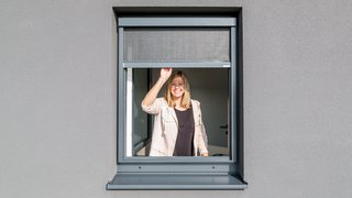 BLINOS ROLLO mit Insektenschutz Frau bedient BLINOS ROLLO
