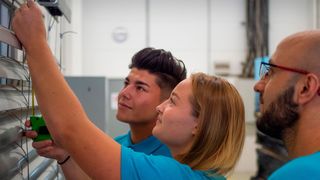 Lehre Ausbildung Schulung Ausbildner mit Lehrlingen bei Schulung