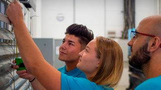 Lehre Ausbildung Schulung Ausbildner mit Lehrlingen bei Schulung