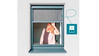Blinos Rollo mit Sonnenschutz Frau bedient Blinos Sonnenschutzrollo