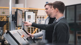 Personen bei Qualitätssicherung in Produktion