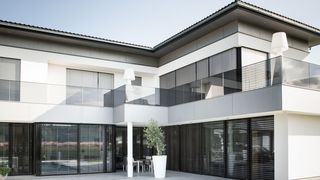 Modernes Haus Sonnenschutz Modernes Haus mit großen Fenstern und Jalousien