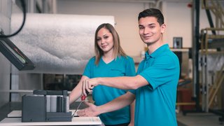 Lehrausbildung bei Schlotterer Zwei Personen bei der Lehrausbildung