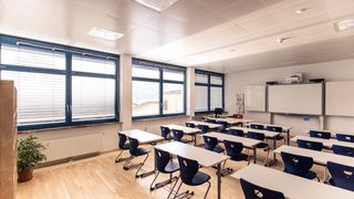Klassenzimmer mit Tageslichtlenkung Leeres Klassenzimmer mit Jalousien