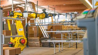 Verpackungsanlage Roboter Roboter unterstützt bei Hebetätigkeiten
