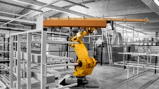 Roboter bei Paketablage Gelber Roboter bei Paketablage