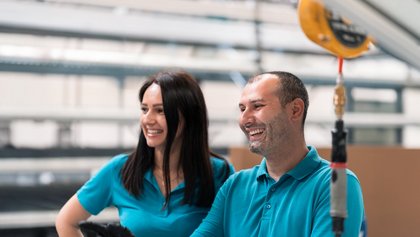 Personen arbeiten in Produktion von Schlotterer