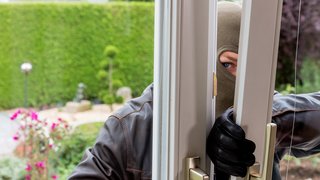 Einbruch bei Fenster Sonnenschutz