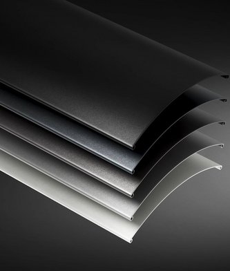 Fünf Raffstore Lamellen in matter Farbe