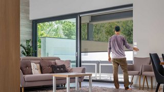 Textiler Sonnenschutz Ansicht von innen Textiler Sonnenschutz Ansicht von innen mit Mann vor dem Fenster