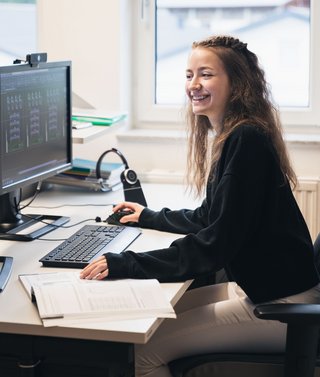 Person beim Arbeiten am Computer