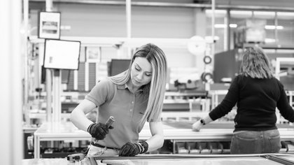 Personen arbeiten in Produktion