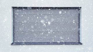 Rollladen Winter geschlossen Fenster mit geschlossenem Rollladen im Winter
