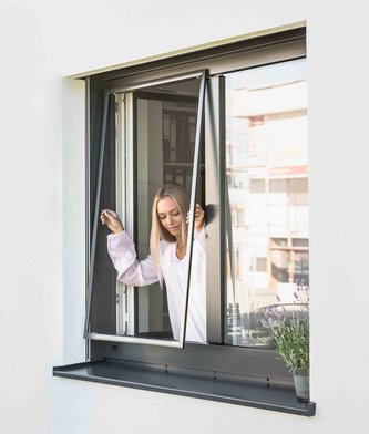 Frau bedient einen Insektenschutz Spannrahmen