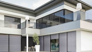 Systemlösung Raffstore & Rolladen Haus mit Raffstoren und Rollläden kombiniert