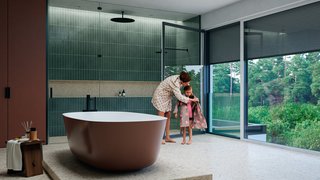 Frau mit Kind im Bad stehen vor Absturzsicherung kombiniert mit Rollladen