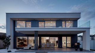 Haus Dämmerung Sichtschutz Haus mit Pool in der Dämmerung