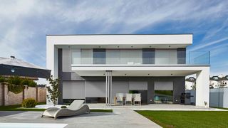 Haus mit Aufsatzrollladen Aussenansicht modernes Haus mit Aufsatzrollladen
