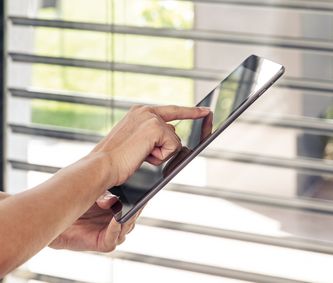 Smart Home Steuerung mit Tablet für elektrische Jalousien