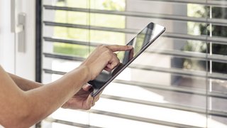 Smart Home Steuerung mit Tablet für elektronische Jalousien Smart Home Steuerung mit Tablet für elektrische Jalousien