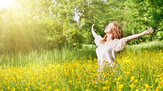 Frau auf Wiese sonnt sich