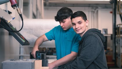 Lehrlinge bei der Ausbildung